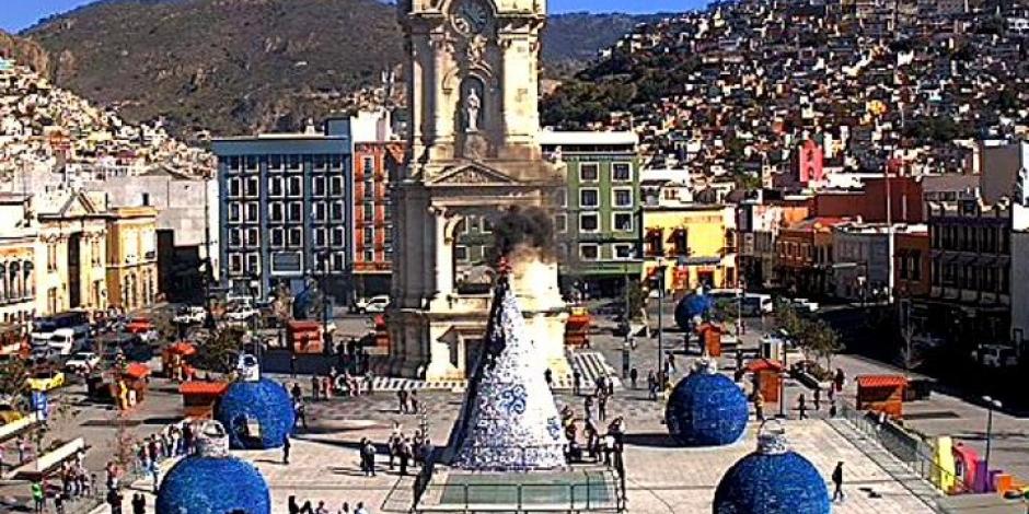 VIDEO: "Grinch" mexicano atenta contra la navidad e incendia un árbol
