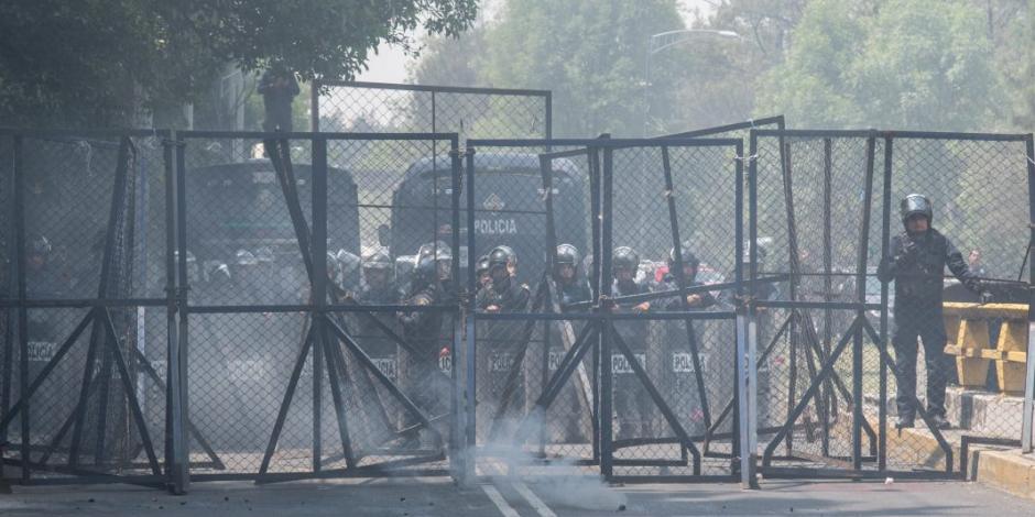 Normalistas agreden con petardos a policías en marcha a Los Pinos