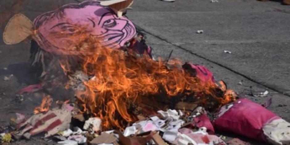 VIDEO: CNTE quema figura de Elba Esther frente a San Lázaro