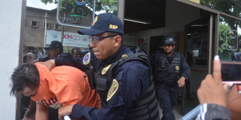 Investigan a 28 que invadieron predio en Tláhuac; traían armas y droga
