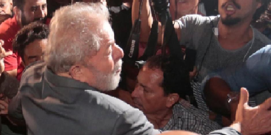 Lula se entrega a la policía para cumplir condena
