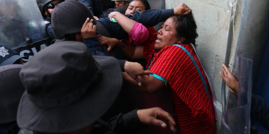 FOTOS: Previo al Grito, desalojan plantón de triquis en Centro de Oaxaca