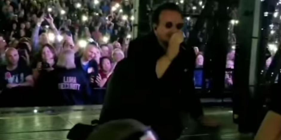 VIDEO: Bono sufre caída durante concierto de U2 en Chicago