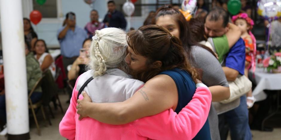 De Guerrero a EU; viajan 23 adultos mayores para un reencuentro familiar