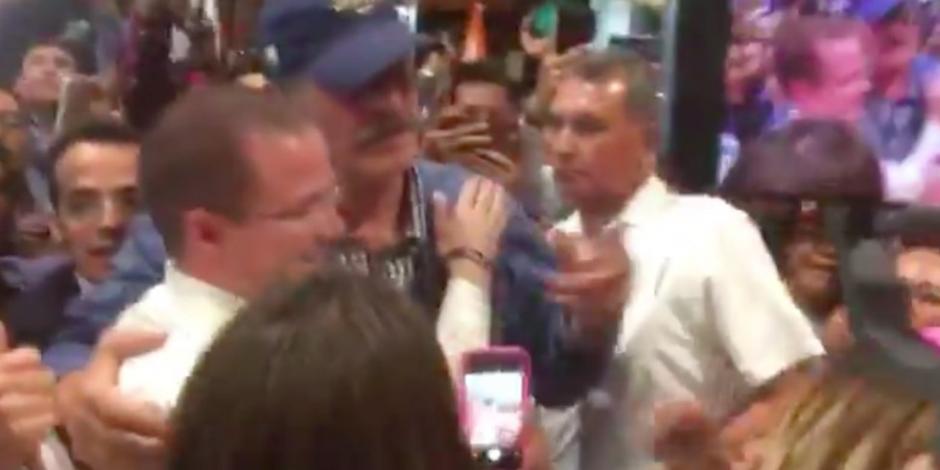 VIDEO: Vicente Fox recibe a Ricardo Anaya en el AICM
