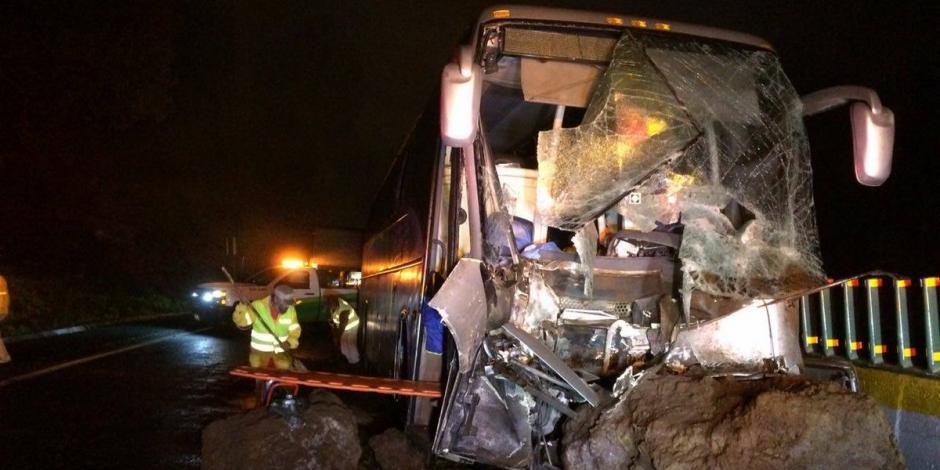 Cae roca sobre autobús en la México-Cuernavaca; un muerto y 35 heridos