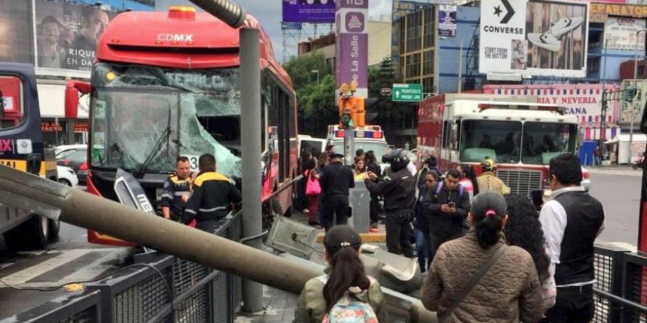 Metrobús choca contra barandal en estación De La Salle y lesiona a 10