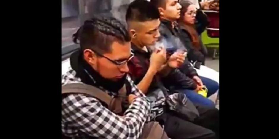 VIDEO: Captan a joven fumando mariguana y echando chela en el Metro