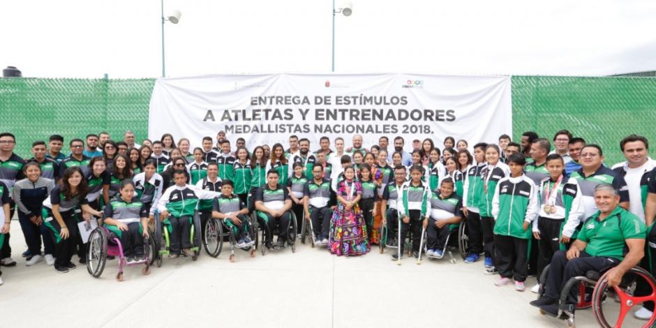 Gobierno de Chiapas incentiva a atletas y entrenadores medallistas