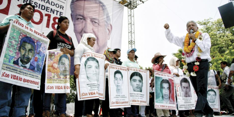 AMLO promete comisión de la verdad y justicia a los 43 normalistas de Ayotzinapa