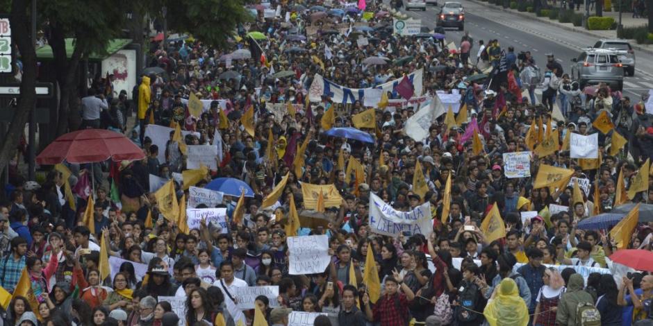 Miles de estudiantes asisten a la marcha del silencio; piden más seguridad
