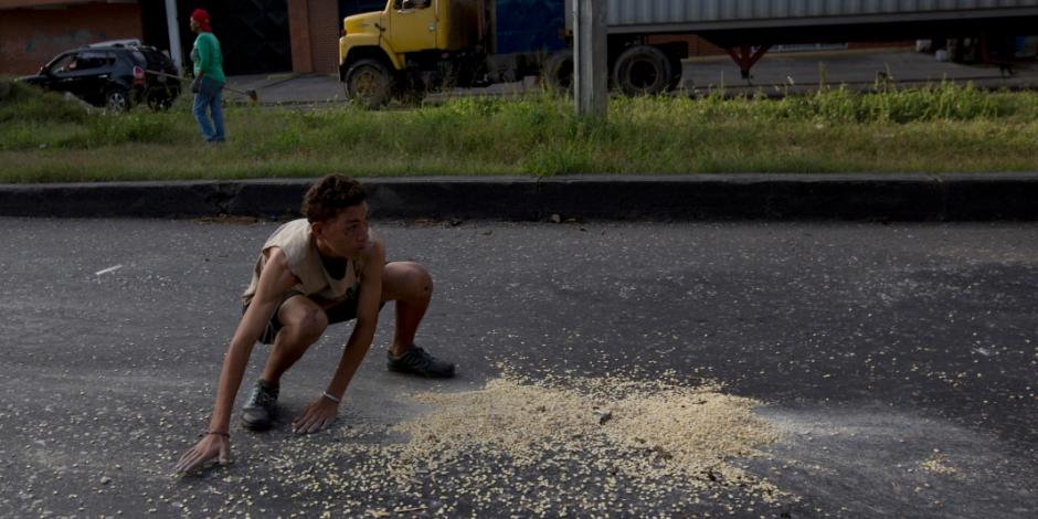 Venezolanos saquean camiones de maíz en busca de algo para comer