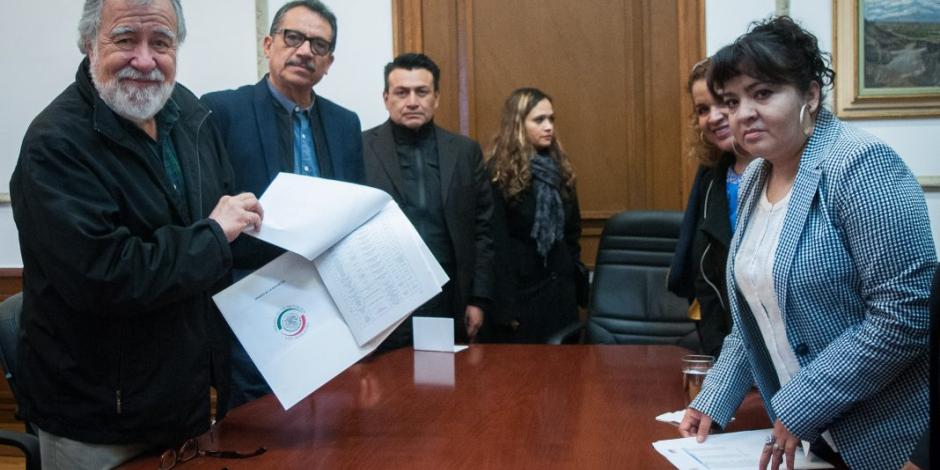 Nestora Salgado entrega a Segob lista de posibles beneficiarios de amnistía
