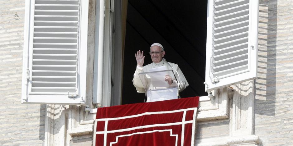 El Papa visita tumba de San Juan Pablo II, en el día de su fiesta