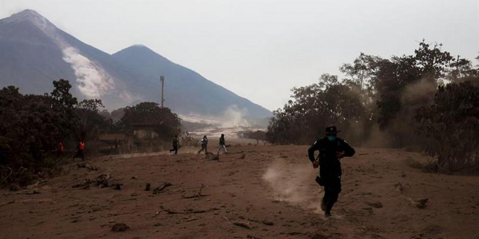 Alertan sobre descenso de material peligroso de Volcán de Fuego