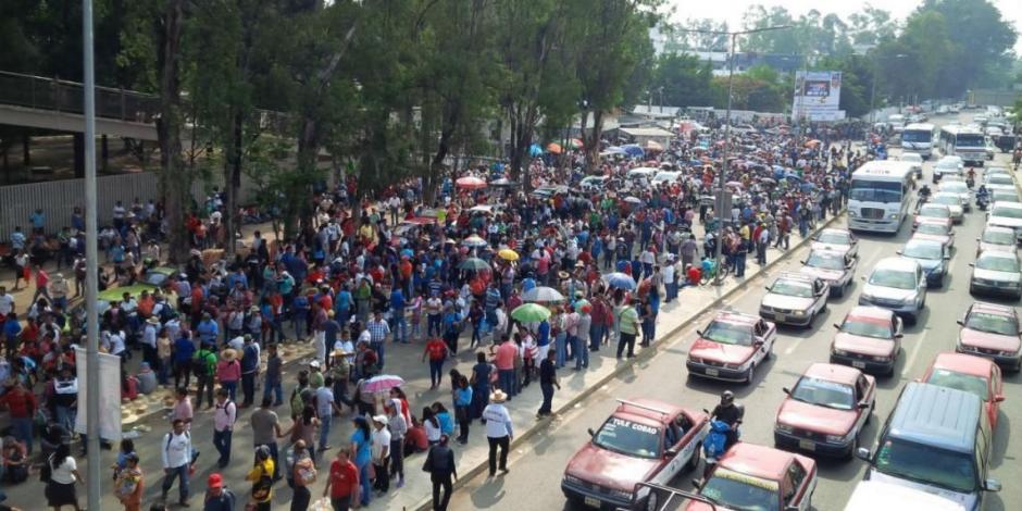 Movilizaciones complican vialidad en Zócalo, Reforma y carretera a Toluca