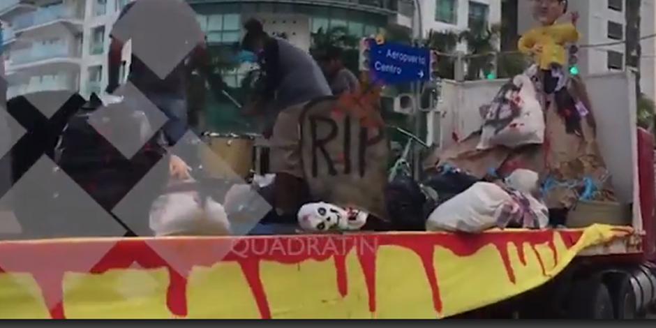 VIDEO: Despiden a Evodio Velázquez con carro alegórico de basura