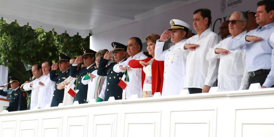 Preside Héctor Astudillo el desfile militar de Guerrero