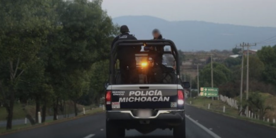 Hallan 4 cuerpos dentro de vehículo en Tingüindín, Michoacán
