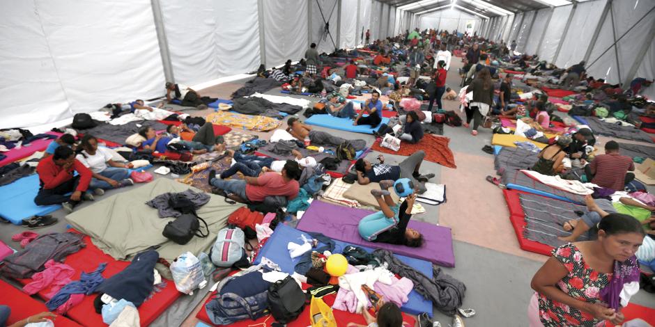 Advierten crisis en albergue de Mixhuca por sobrecupo de migrantes