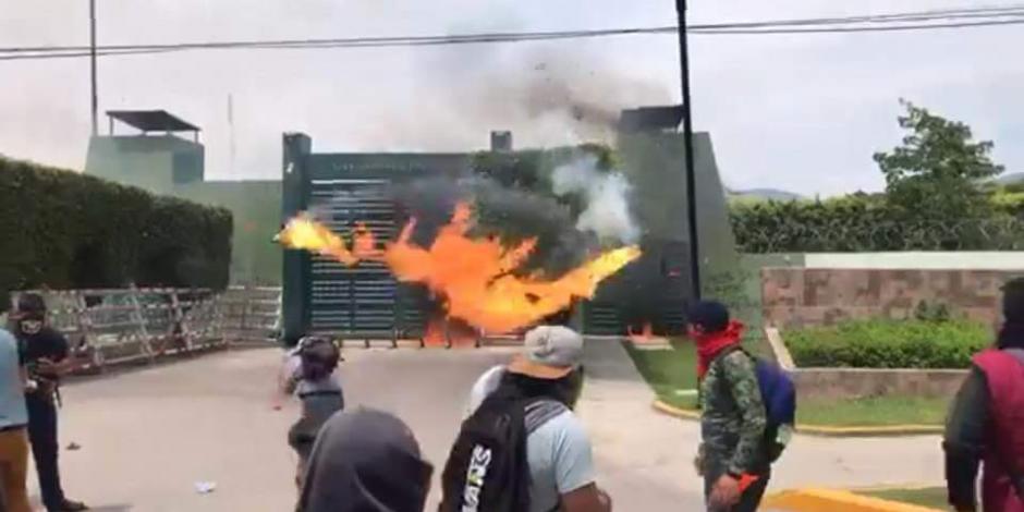 VIDEO: Con bombas molotov normalistas atacan Batallón de Iguala