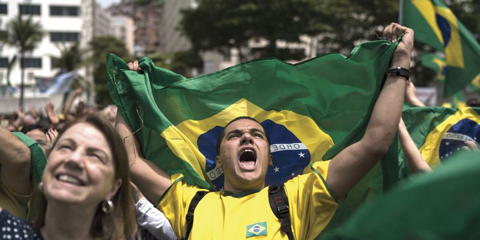 Bolsonaro exhibe músculo en calles de Sao Paulo, Río...