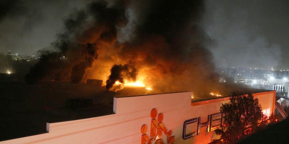 Controlan incendio en Chedrahui de la Gustavo A. Madero