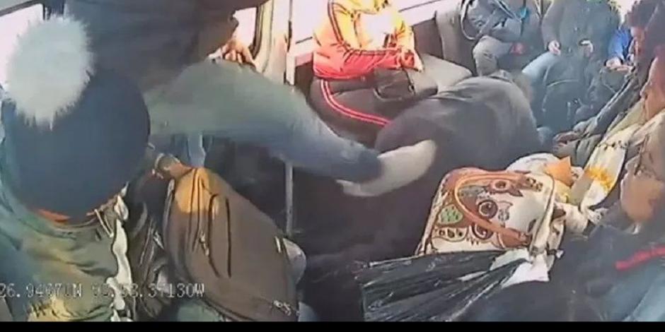 VIDEO: “Saquen todo, sólo guarden para su pasaje”, pide asaltante a pasajeros