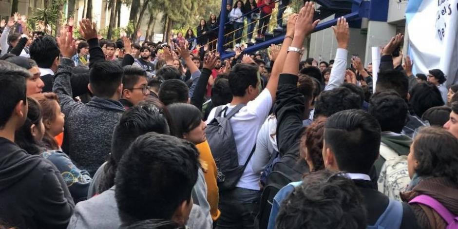 VIDEOS: Alumnos de la UNAM analizan si hacen paro