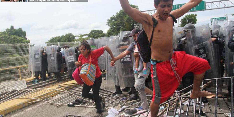 Migrantes hondureños derriban valla y cruzan hacia México