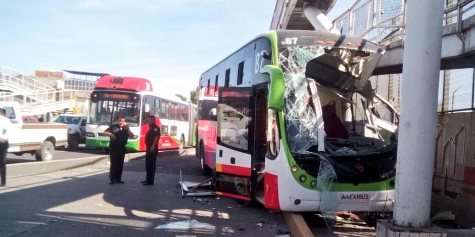 Choca Mexibús contra puente en Ecatepec; hay 22 heridos