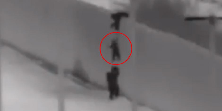 VIDEO: Captan a “pollero” aventando a niños desde muro fronterizo de 5 metros