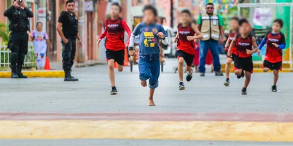 FOTOS: Niño corre “descalzo” y gana competencia atlética en Yucatán
