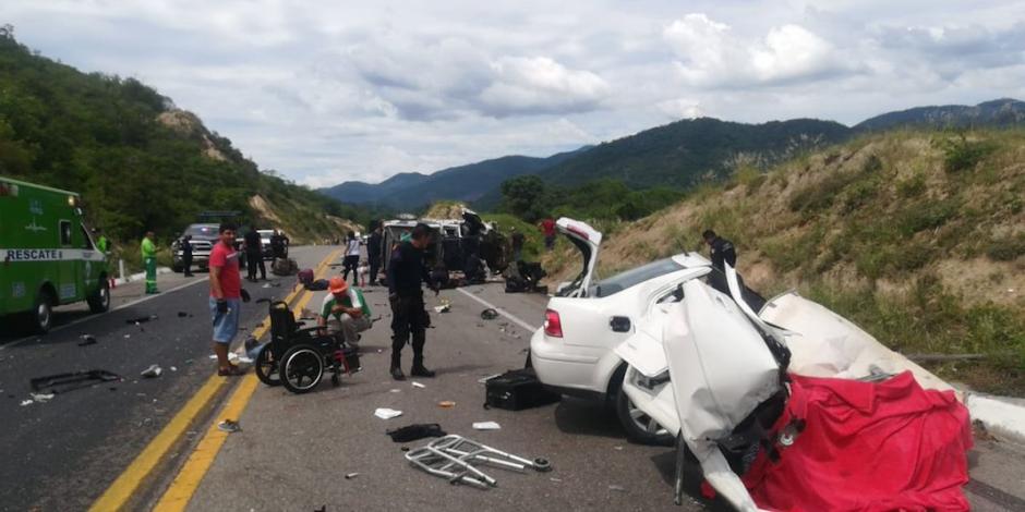 Mueren tres policías y dos civiles en choque de patrulla en Michoacán