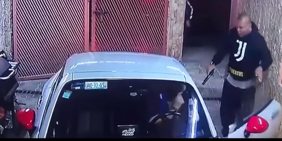 VIDEO: A punta de pistola roban Mazda en Coacalco
