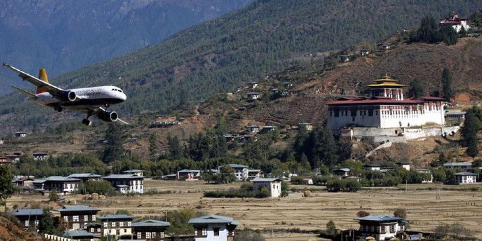 Así se aterriza en el aeropuerto de Bután, el más peligroso del mundo
