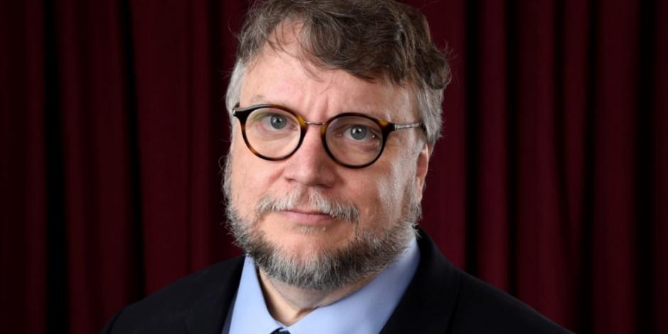 Tras debate en redes, ofrece Del Toro pagar vuelo a París a becario