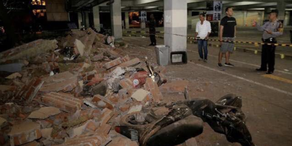 Aumenta a 82 la cifra de muertos por terremoto de 6.9 en Indonesia
