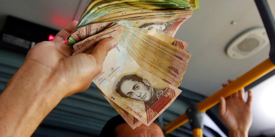 VIDEO: Elaboran bolsos con billetes venezolanos en Colombia