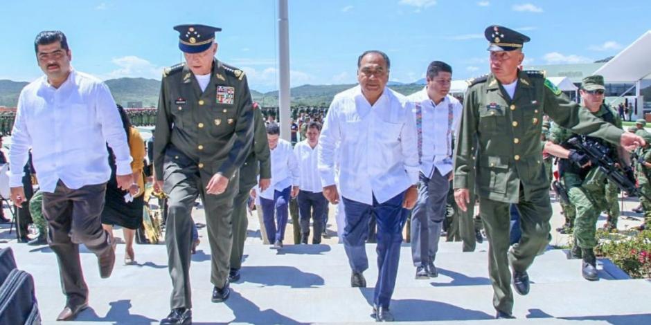 Inauguran Astudillo y Cienfuegos el 41 batallón de infantería en Teloloapan
