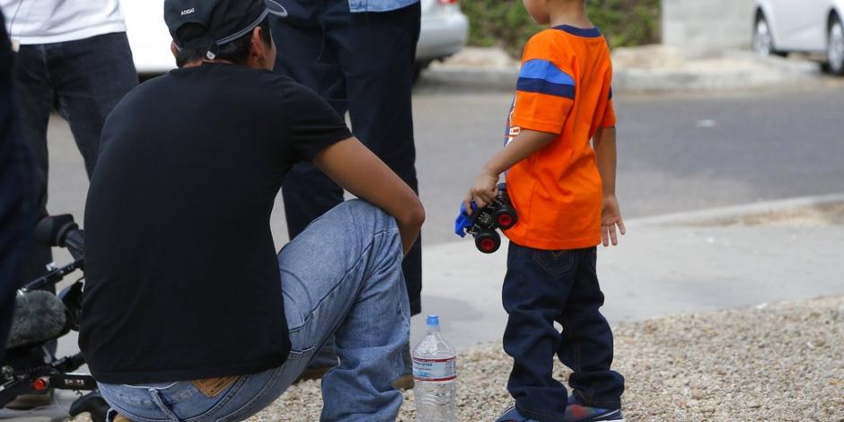 Juez ordena suspender deportación de familias migrantes reunificadas por una semana