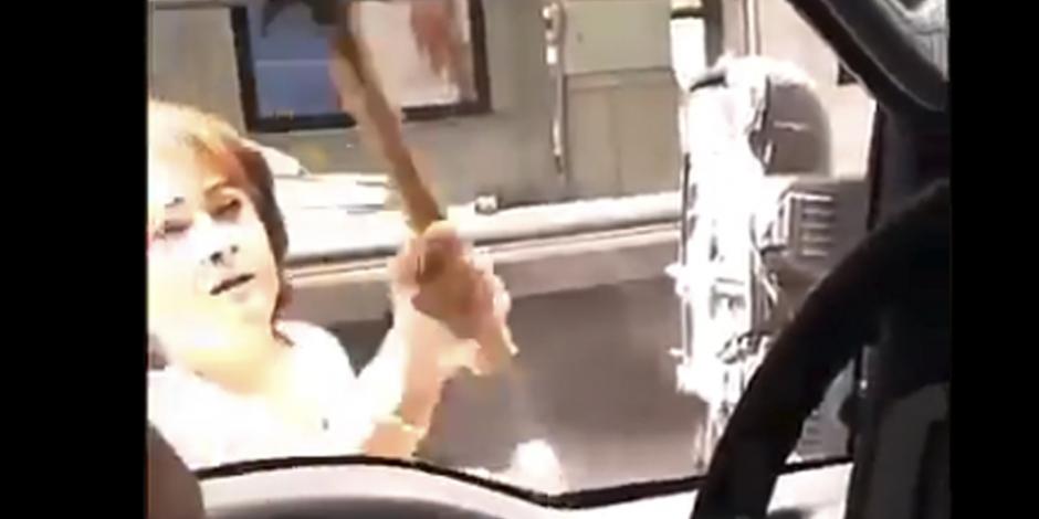 VIDEO: Apodan #LadyMartillo a mujer que ataca camioneta en CDMX