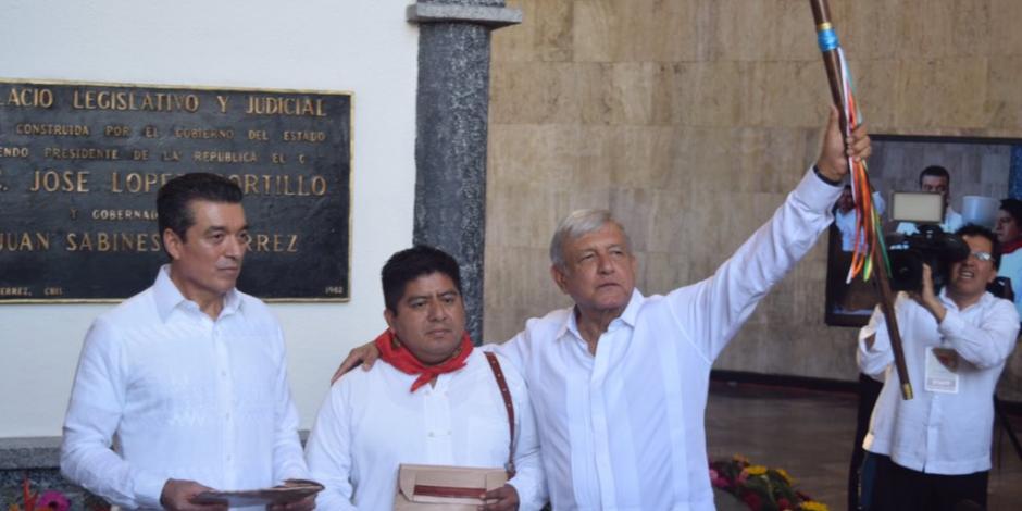 Entregan Bastón de Mando a López Obrador en Chiapas