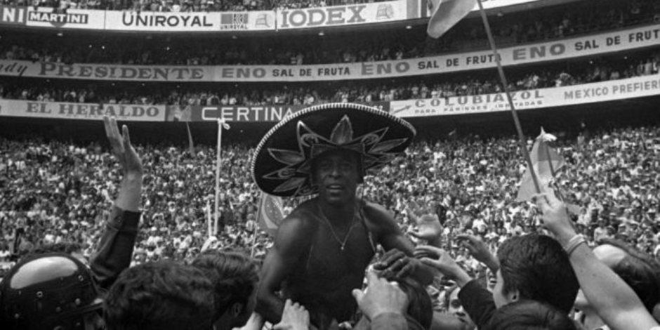 Pelé sale en hombros del Estadio Azteca, tras ganar el Mundial.