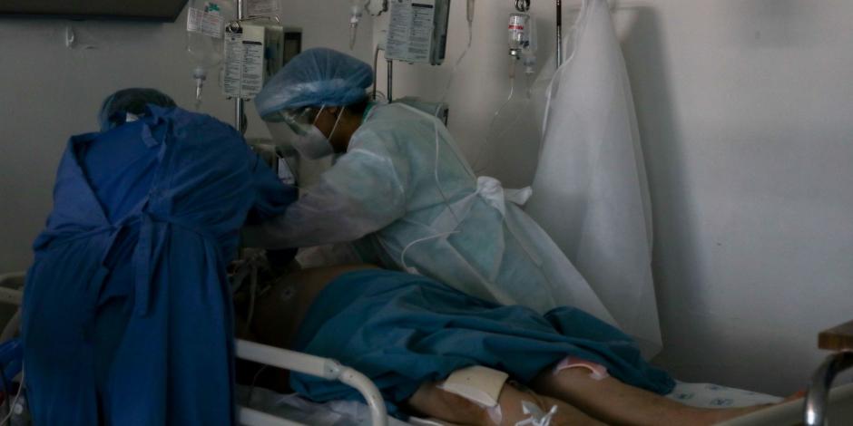 Personal médico atiende a un paciente intubado en el área de Piso Covid-19 en el Hospital Juárez de México.