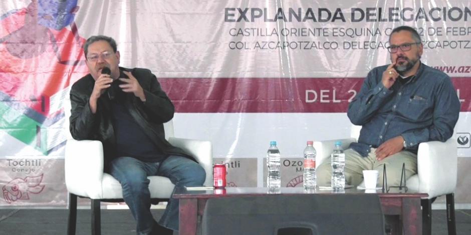 Paco Ignacio Taibo II (izq.) y Nahum Montt, en mayo de 2017, en Azcapotzalco.