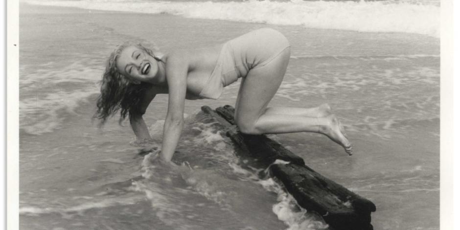Marilyn Monroe posando en la playa en 1949, ante la lente de André de Dienes.