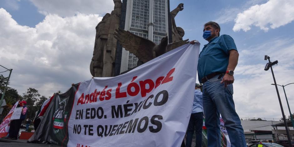 Integrantes del Frente Nacional AntiAMLO (FRENA) y ciudadanos realizaron una caravana para protestar contra el gobierno de Andrés Manuel López Obrador, en el Estado de México, el 30 de mayo de 2020.