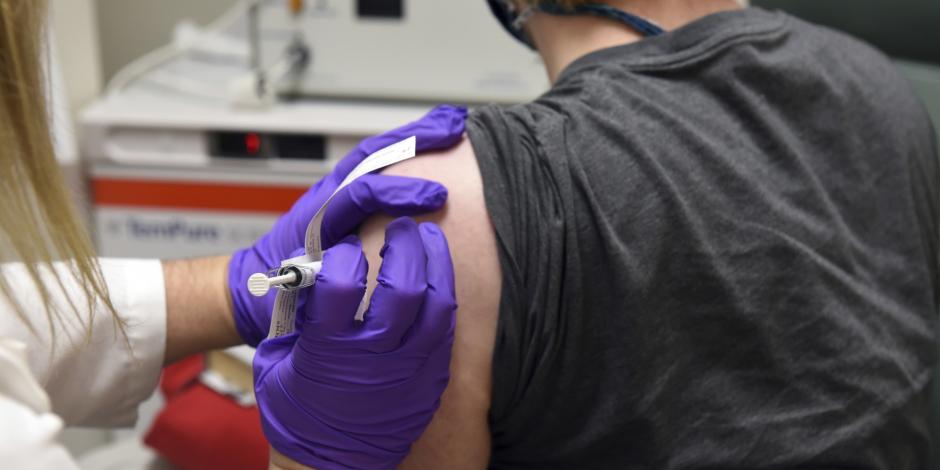 Un paciente inscrito en las pruebas clínicas de una vacuna para el COVID-19 de Pfizer recibe una inyección, el 4 de mayo de 2020.