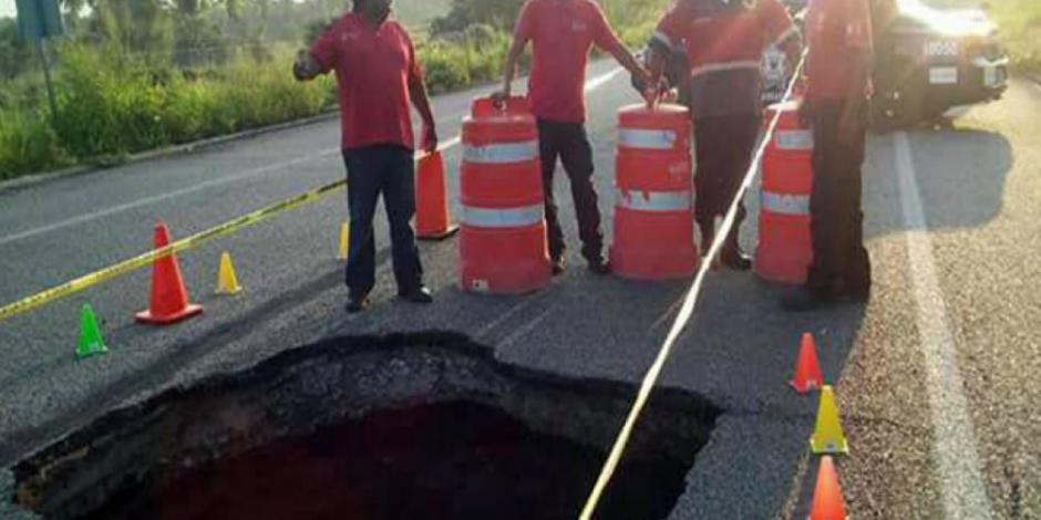 Reparan socavón de 2 metros en carretera Zihuatanejo-Acapulco